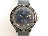 une montre-bracelet avec un cadran bleu et un bracelet gris
