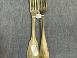 une paire de fourchettes et de cuillères anciennes en argent, munies d'étiquettes