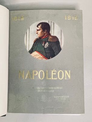 un livre ouvert sur lequel figure l'image d'un homme en uniforme militaire
