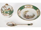 une image représentant une table dressée avec un bol, une cuillère et un repose-cuillère