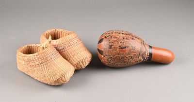 AMERIQUE DU SUD Courge gravée et une paire de petits chausso…