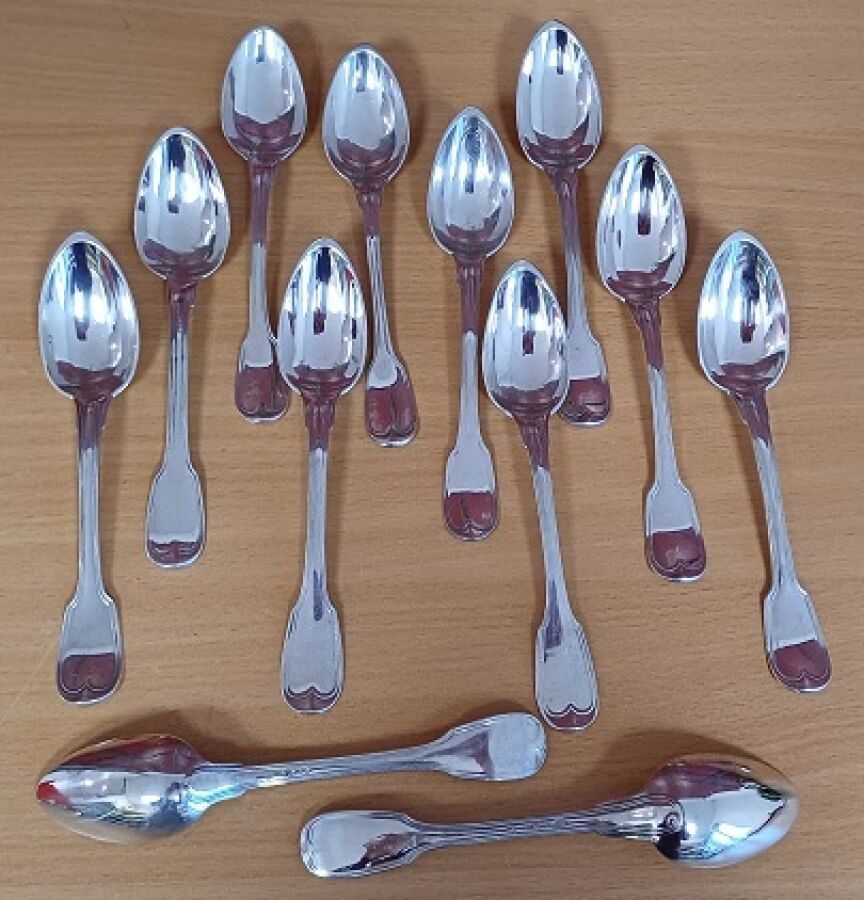 12 cuillères à café en argent massif, Paris 1798-1809 poinçon 1er coq époque Directoire modèle filets . Orfèvres dive...