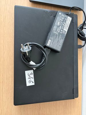 un ordinateur portable et un chargeur posés sur un bureau