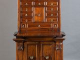 une vieille commode en bois avec des tiroirs et d'autres tiroirs par-dessus