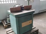 une machine posée sur une palette dans une pièce