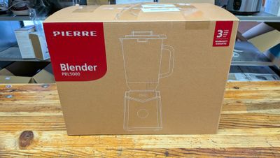 une boîte contenant un mixeur, posée sur une table