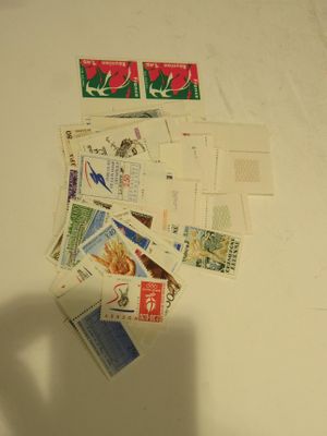 de nombreux timbres posés sur une table, avec l'ombre d'une personne