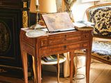 une petite table sur laquelle est posé un livre, dans un salon