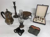 un grand nombre d'objets posés sur une table