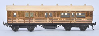 un petit wagon en bois posé sur une surface blanche