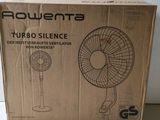 un ventilateur dans son emballage, posé sur une table