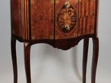 une photo d'une table d'appoint avec un plateau en marbre