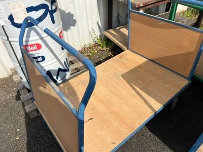 un lit en métal avec un cadre en bois et un sommier en métal