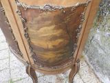 une armoire en bois sur laquelle est peinte une image
