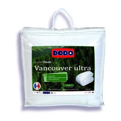 un gros plan sur un sac rempli d'oreillers sur fond blanc