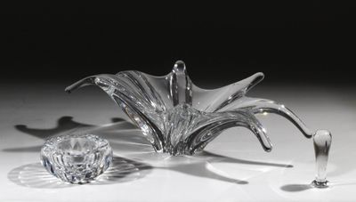 un bol en verre et un bougeoir en verre posés sur une table