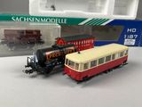 deux petits trains assis l'un à côté de l'autre sur une table
