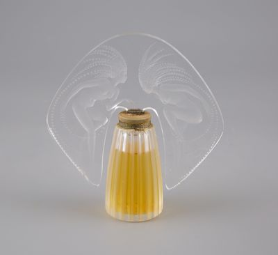 une image représentant une bouteille en verre transparent avec un bouchon doré