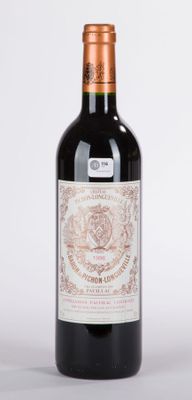 une bouteille de vin posée sur une table