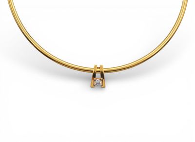 un bracelet rigide en or avec un fermoir serti d'un diamant