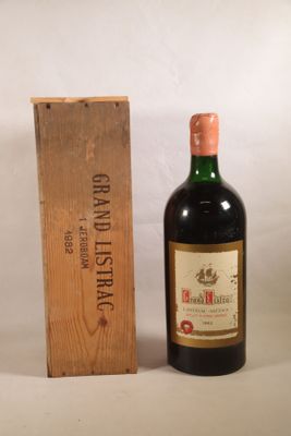 une bouteille de vin posée à côté d'une caisse en bois