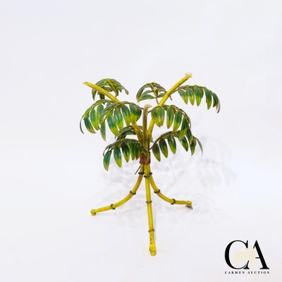 une petite plante posée sur une table
