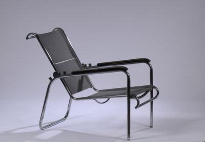 une image représentant une chaise noire et chromée sur fond blanc