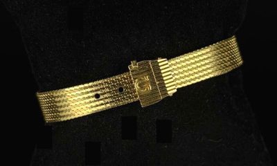 un gros plan sur une ceinture dorée portée par un mannequin, un mannequin, un mannequin, un mannequin, un mannequin, un mannequin, un mannequin, un mannequin, un mannequin, un mannequin, un mannequin, un mannequin, un mannequin, un mannequin, un mannequin, un mannequin, un mannequin, un mannequin, un mannequin, un mannequin, un mannequin, un mannequin, un mannequin, un mannequin, un mannequin, un mannequin, un mannequin, un mannequin, un mannequin, un mannequin, un mannequin, un mannequin, un