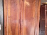 une armoire en bois dans le coin d'une pièce
