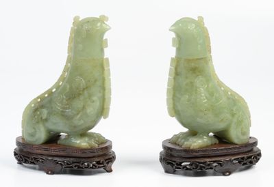 paire de figurines d'oiseaux en jade vert sur socle, sur fond blanc