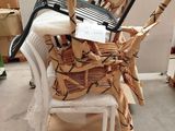 une pile de chaises empilées les unes sur les autres