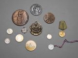 beaucoup de pièces de monnaie et une médaille posées sur une table
