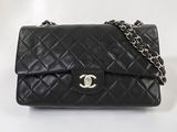 Sac Chanel à rabat en cuir d'agneau matelassé noir, avec bandoulière en chaîne