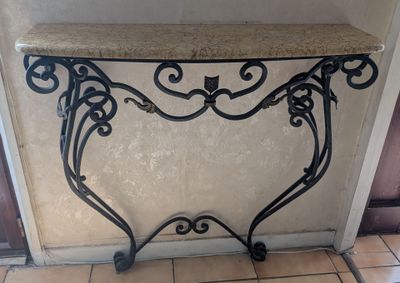 une table avec un plateau en marbre dans une pièce