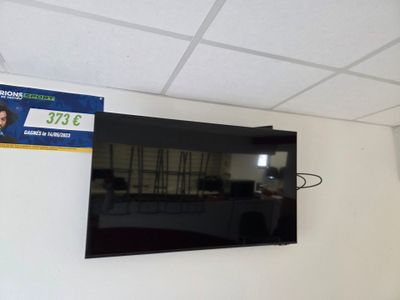 une télévision à écran plat accrochée au mur dans une pièce