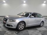 une photo d'une voiture argentée garée dans un showroom