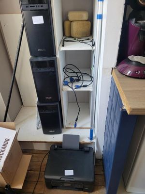 une photo d'une pièce où se trouvent de nombreux appareils électroniques