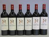 six bouteilles de vin rouge alignées sur une table