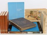 plusieurs livres sont empilés sur une table