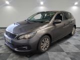la voiture grise est garée sur un sol en damier dans le garage