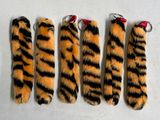 cinq porte-clés en fourrure de tigre ornés de nœuds rouges