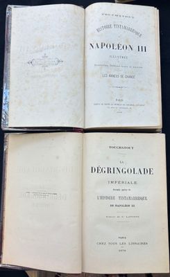deux livres ouverts posés l'un sur l'autre sur une table