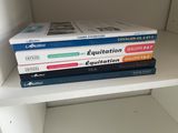 trois livres empilés les uns sur les autres sur une étagère