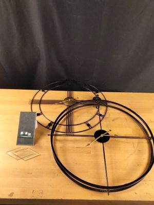 un gros plan d'une table sur laquelle est posée une horloge