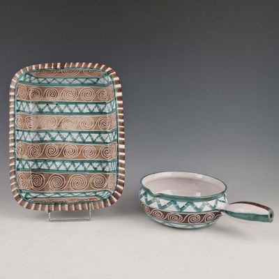 deux pièces de poterie posées l'une à côté de l'autre sur une table