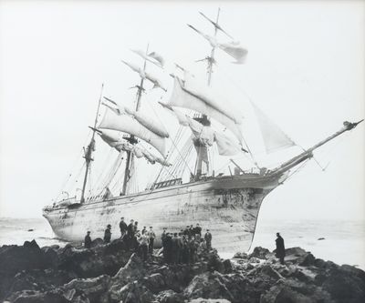 une photo en noir et blanc d'un grand navire sur l'eau