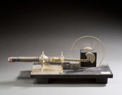 une petite maquette de machine à vapeur posée sur une table