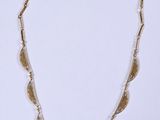 Collier en argent et plaqué or sur fond blanc, avec un fond blanc