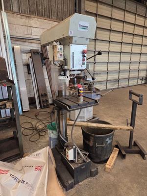 une machine qui se trouve à l'intérieur d'un bâtiment