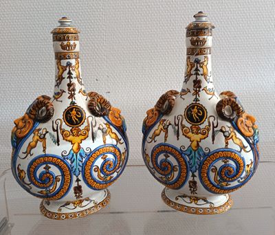 deux vases posés sur une table en verre